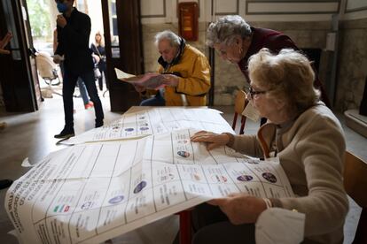 Varios ancianos miraban el listado de candidatos en un colegio electoral, en Milán. El líder de la Liga italiana, Matteo Salvini, ha animado a la población a acudir a las urnas este domingo y ha defendido que su partido aspira a ser una de las fuerzas parlamentarias "en el podio" para la formación de un nuevo Gobierno. 