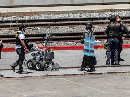 La policía de Santa Clara (California) usa un robot similar al que la policía de San Francisco equipará para que tenga capacidades letales, en una emergencia el 26 de mayo de 2021.