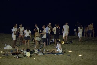 Botellon en la playa de la Marbella de Barcelona el pasado julio.