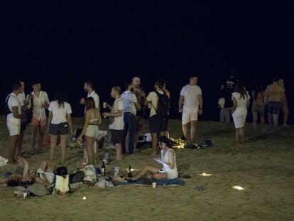 Botellón en la playa de la Mar Bella de Barcelona el pasado 13 de agosto.