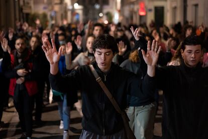 Manifestantes marchan por las calles de Marsella, el lunes.