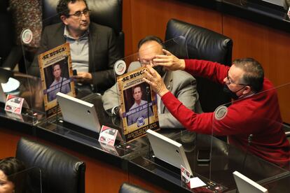 Senadores colocan la imagen de Ricardo Anaya, excandidato presidencial, durante una sesión en febrero 2022.