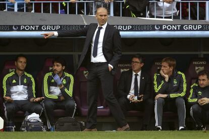 El entrenador del Real Madrid, Zinedine Zidane, durante el partido frente al Málaga.