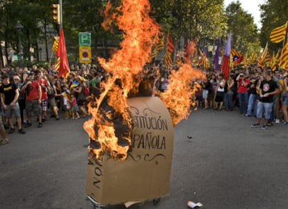 Quema simbólica de una Constitución española durante la marcha independentista de Barcelona.