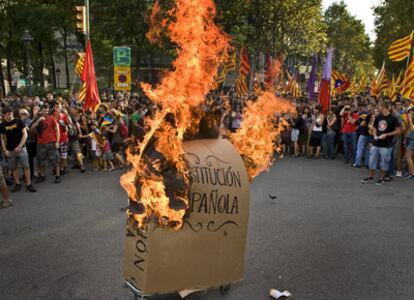 Quema simbólica de una Constitución española durante la marcha independentista de Barcelona.