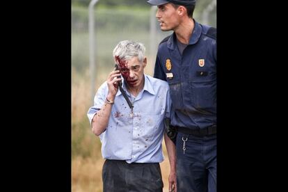 Santiago de Compostela, España, 24 de julio de 2013. “Esa curva es inhumana”. EL PAÍS accedió a la conversación íntegra que mantuvo el maquinista del tren tras el accidente. Francisco José Garzón se quejó al control de Renfe de la peligrosidad de la curva: "Ya le dije al de seguridad que esa curva era peligrosa que un día nos la íbamos a tragar". Garzón fue imputado por un presunto delito de homicidio por imprudencia.