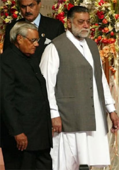 Los primeros ministros de India y Pakistán, hoy en Islamabad.