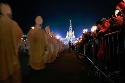 Vista de la tradicional procesión de velas en el Santuario de Fátima, el 12 de mayo.