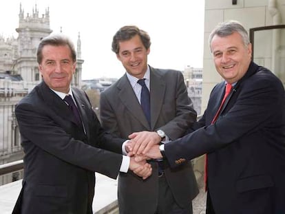 De izquierda a derecha los presidentes de Enel, F. Conti, Acciona, J.M. Entrecanales, y E. ON, W. Bernotat , tras pactar en abril el futuro de Endesa.