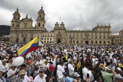 Miles de personas, durante la marcha contra el terrorismo este domingo en Bogotá. 