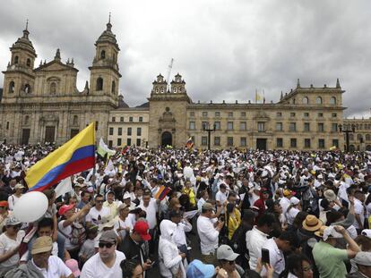 Miles de personas, durante la marcha contra el terrorismo este domingo en Bogotá. 