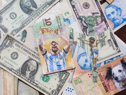 Un billete argetino de 10 pesos intervenido por el.artista Sergio Diaz con el rostro de Messi y un dólar con la obra 'La Civilización Occidental y Cristiana'