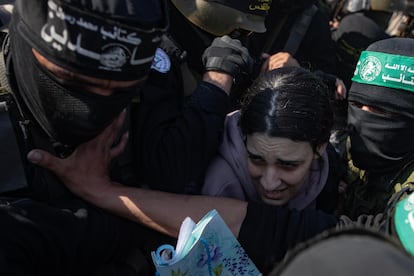 Arbel Yehud, la rehén israelí, entre los milicianos de Hamás antes de ser transferida a la Cruz Roja en Jan Yunis, en el sur de Gaza, este jueves.
