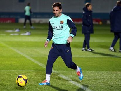 Messi treina após voltar da Argentina.