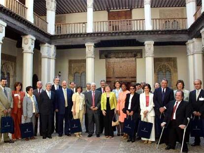 La ministra de Educación, María Jesús San Segundo, y el presidente castellanomanchego, José María Barreda, en el centro, con los congresistas.