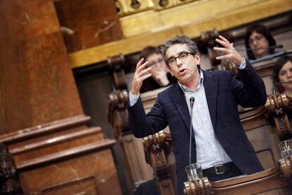 Jord&iacute; Mart&iacute;, l&iacute;der socialista en el ayuntamiento de Barcelona, se abstiene en la votaci&oacute;n soberanista.