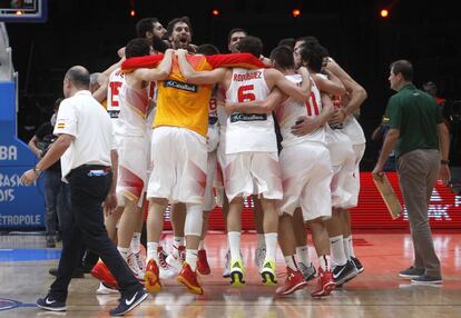 Los jugadores de la selección española celebra el triunfo