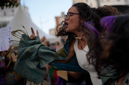 Una mujer grita durante la marcha del 8 de marzo en caracas.