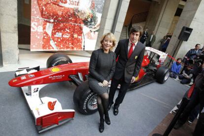 Fernando Alonso recibió ayer el Premio Internacional del Deporte de la Comunidad de Madrid de manos de Esperanza Aguirre. La presidenta madrileña no dudó en posar con el piloto asturiano de fórmula 1 sobre el coche de carreras, además de bromear con el mono de competición. Alonso es responsable del auge que ha tenido en España el deporte del motor y ha sido dos veces campeón del mundo. Compite actualmente con la escudería italiana Ferrari.