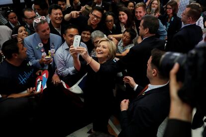 La candidata demócrata a la presidencia de los Estados Unidos, Hillary Clinton, se fotografía con seguidores después de un acto de campaña en San Francisco, California.