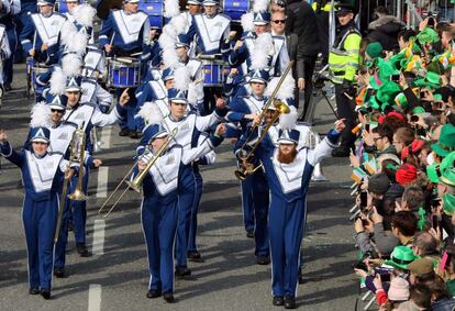  Banda de música a su paso por la calle O'Connell de Dublín (Irlanda).