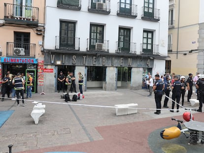 Agentes de la Policía Nacional en el lugar del asesinato de una comerciante en la plaza de Tirso de Molina en Madrid, el lunes.