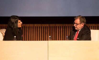 Fernanda Tabar&eacute;s y Juan Luis Cebri&aacute;n, durante el acto en A Coru&ntilde;a.