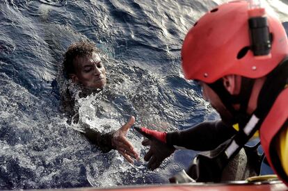 Un home és rescatat per un membre de l'ONG Proactiva Open Arms, a 20 milles nàutiques de la costa de Líbia, el 3 d'octubre.