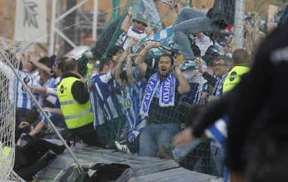 La celebración del primer gol provocó la caída de una valla publicitaria que no causó más daños