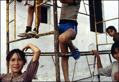 Un grupo de niños y niñas juegan en una calle de Carmona (Sevilla), en 1983.