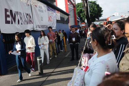 Jóvenes se forman para realizar el examen Comipems en Ciudad de México. 