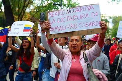 Manifestantes al exterior de la Embajada de Venezuela en México. 
