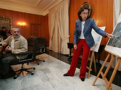 Rosa Aguilar junto al gerente de Urbanismo, Andrés Ocaña, ayer en Córdoba.