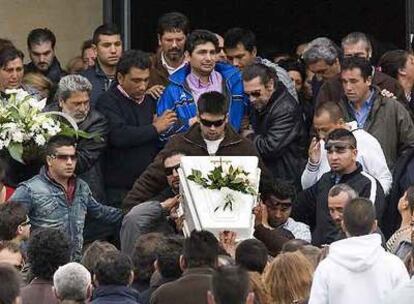 Entierro de Mari Luz, la niña de Huelva hallada muerta el pasado viernes. Detrás, de azul, el padre de la pequeña.