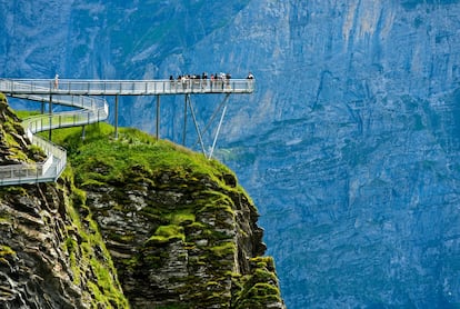 La pasarela First Cliff Walk, un sendero suspendido en Grindelwald, en el Oberland Bernés, en los Alpes (Suiza).