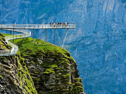 La pasarela First Cliff Walk, un sendero suspendido en Grindelwald, en el Oberland Bernés, en los Alpes (Suiza).