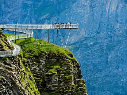 JK83D0 Mountain platform First Cliff Walk by Tissot, Grindelwald, Bernese Oberland, Switzerland