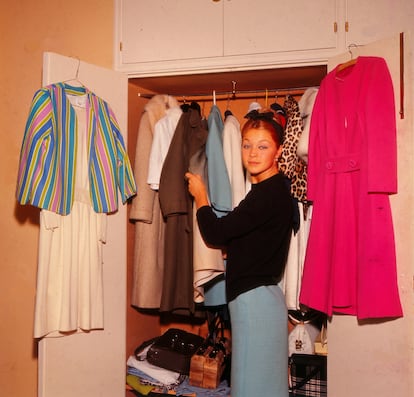 Marisol en su casa de Madrid enseñando sus trajes 1964 © Gianni Ferrari-Contifoto