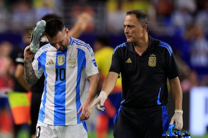 Lionel Messi abandona el terreno de juego llorando tras una lesión en la pierna derecha. 