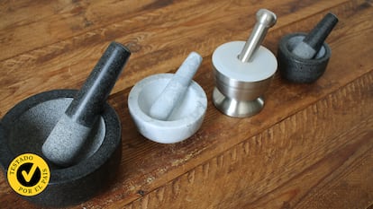 Morteros sobre una mesa de madera.
