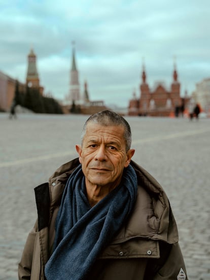 Emmanuel Carrère en la plaza Roja de Moscú, el viernes 4 de marzo. 