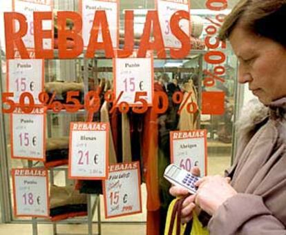 Carteles que indican la llegada de las primeras rebajas en euros, ayer, en un comercio de Madrid.