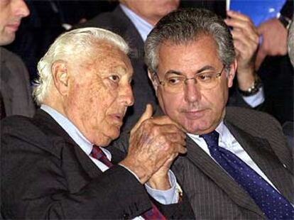 Giovanni Agnelli y Roberto Colaninno, en una reunión de empresarios en Italia en 2001.