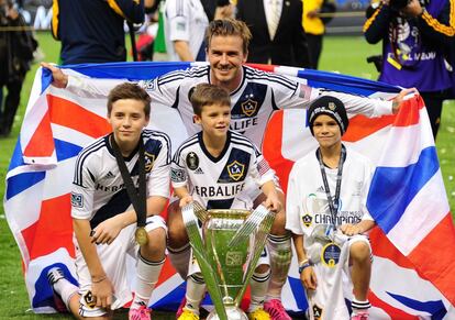 David Beckham posa con sus hijos Brooklyn, Cruz y Romeo.