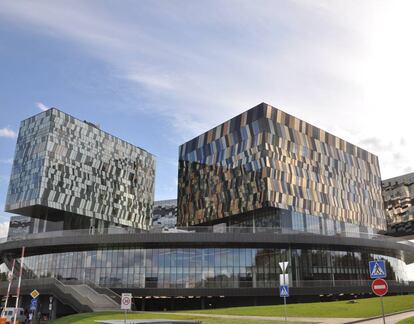 <p> En Rusia hablar de tecnología e innovación pasa necesariamente por Skolkovo. Es un mastodonte puesto en marcha por el gobierno en 2009, que aúna investigación, incubación y aceleración. Y también una universidad. Aquí surgen ideas sobre biomedicina, diseño, Internet de las cosas y hasta astrofísica. </p> <br> </br> <br> </br> <p> Además de una sede de proporciones épicas y con tecnología punta, Skolkovo ofrece reducciones de impuestos a sus 'startups'. Da cobijo a más de 1.000 compañías y sigue creciendo. El gobierno ruso planea invertir 12.000 millones de euros para 2020. </p>