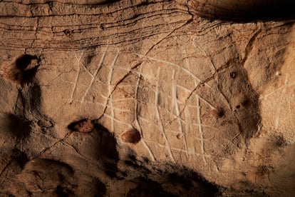 The prehistoric engravings  in the underground complex of Cova de la Vila.