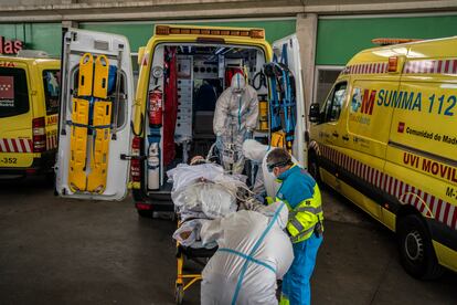 Varios sanitarios trasladan a un paciente en Madrid, el 23 de octubre.