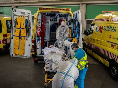 Varios sanitarios trasladan a un paciente en Madrid, el 23 de octubre.