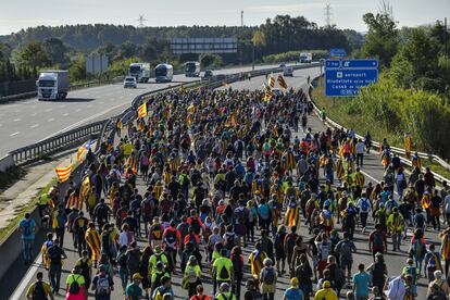 Les cinc marxes estan organitzades per l'Assemblea Nacional Catalana (ANC), amb el suport d'Òmnium Cultural, tot i que també s'hi han adherit els Comitès de Defensa de la República (CDR), que han fet una crida a "bloquejar el país de punta a punta" durant els tres dies que durarà la iniciativa, amb previsibles talls a la xarxa viària catalana. A la imatge, integrants de la marxa independentista de Girona per l'AP-7.