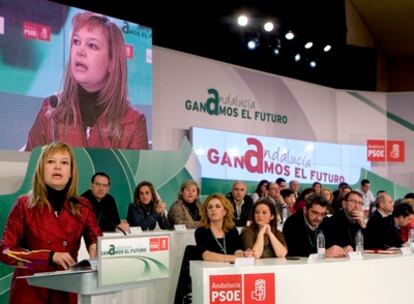 La secretaria general del PSOE, Leire Pajín, hoy, durante su intervención en el congreso extraordinario.